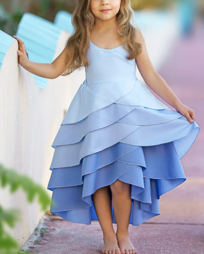 Vestido em Camadas com Belos Tons Azuis de Pétala